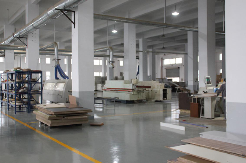 上海辦公家具廠卓越的現(xiàn)代化管理制度，認(rèn)真負(fù)責(zé)的福冠辦公家具全體員工，規(guī)范化流水作業(yè)，保障您的產(chǎn)品質(zhì)量。